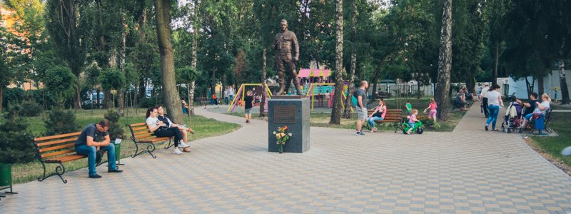 В Киеве сквер на Шулявке посвятили герою АТО: как он выглядит после ремонта
