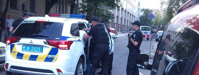 В Киеве возле Кабмина задержали мужчину с автоматом Калашникова, кастетами и ножами