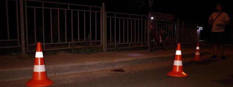 В Киеве на Мостицкой велосипедистку нашли в луже крови на дороге