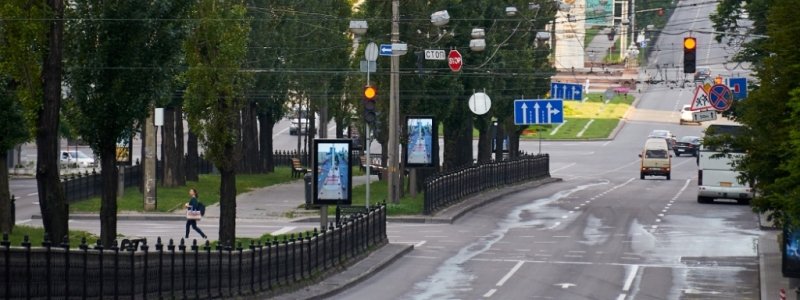 В Киеве на бульваре Шевченко появились необычные рекламные дисплеи: подробности