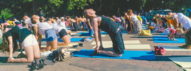 В Киеве йоги захватили парк и массово показали, как стать аистом