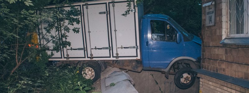 В Киеве на Голосеево хлебовоз чуть не взорвал 5-этажку: пострадал мужчина