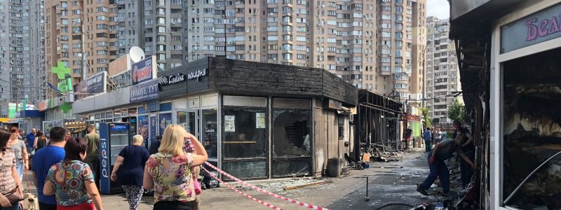 В Киеве на Осокорках огонь полностью уничтожил кафе, киоски и магазины