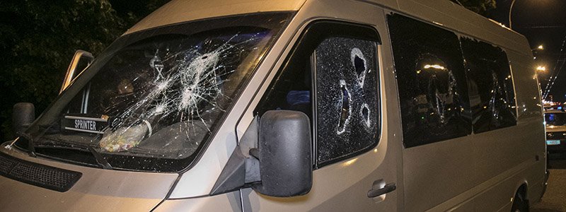 В Киеве на Теремках расстреляли микроавтобус