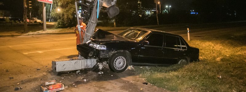 В Киеве пьяный водитель на Volvo снес светофор