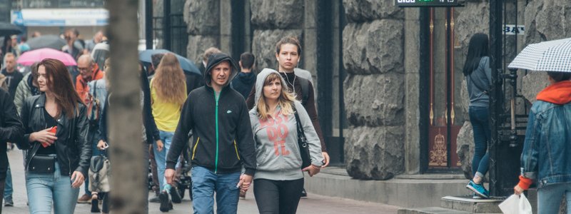 Столица в лицах: как жители Киева мокнут и мерзнут в "осеннюю" субботу
