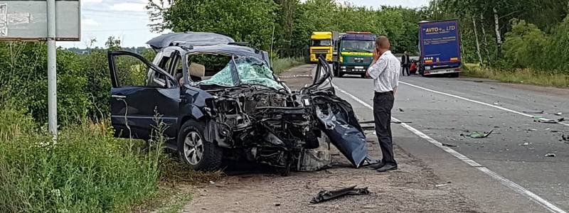 Под Киевом Toyota врезалась в две фуры: два пассажира погибли, водителя увезла "скорая"