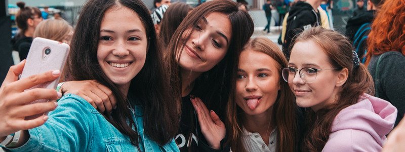 На фестивале BELIVE актеры сериала "Школа" рассказали о новом сезоне и взорвали Instagram своих фанатов