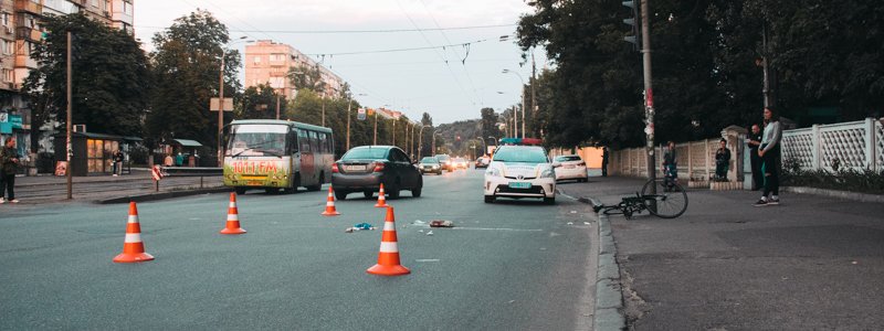 В Киеве возле Спартака велосипедист попал под колеса: мужчину госпитализировали