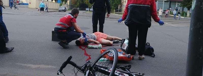 В Киеве автомобиль сбил велосипедиста и скрылся: пострадавший в реанимации, ищут родственников