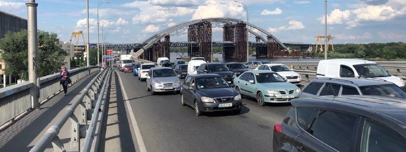 В Киеве на Гаванском мосту из-за ДТП образовалась огромная пробка