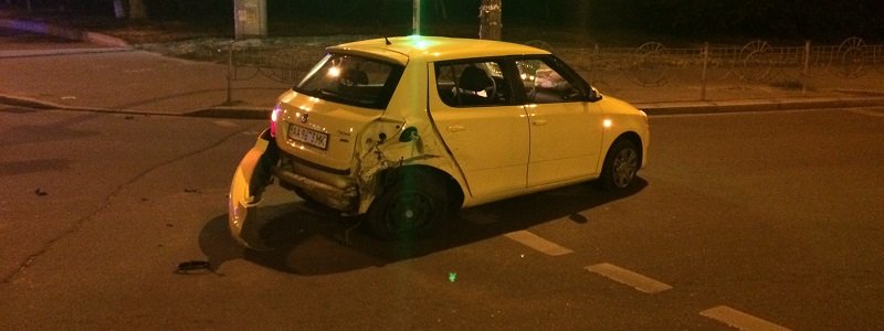 В Киеве на Воскресенке столкнулись три авто: пострадала девушка