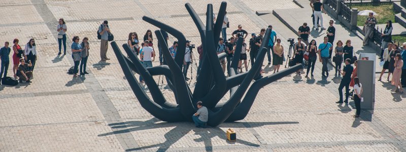 В центре Киева к прохожим потянулись гигантские черные щупальца