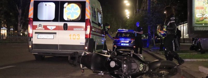 В Киеве на бульваре Леси Украинки упал мотоциклист с девушкой-пассажиром