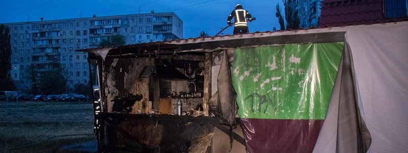 В Киеве на Березняках сгорело местное кафе