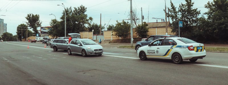 В Киеве на Науки Ford влетел в Fiat и травмировал женщину-пешехода