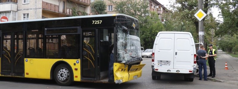В Киеве на Дарнице Газель влетела в пассажирский автобус
