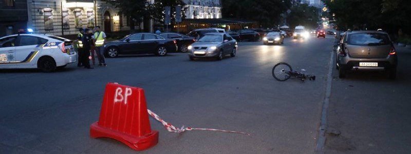 В Киеве на Льва Толстого велосипедист врезался в припаркованный Renault и попал в больницу