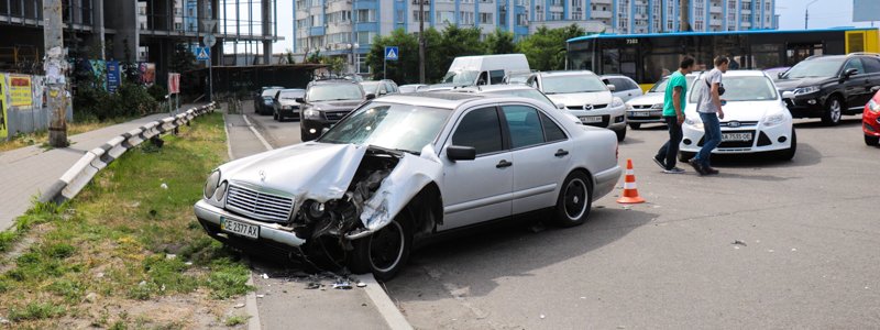 В Киеве на Осокорках столкнулись два Mercedes: образовалась пробка