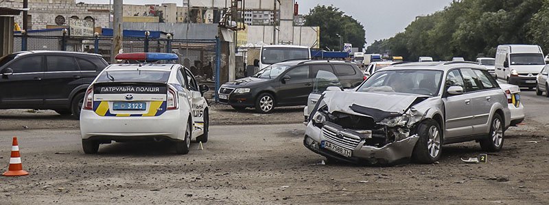 В Киеве на Кольцевой Subaru протаранил патрульный Prius: пострадала полицейская