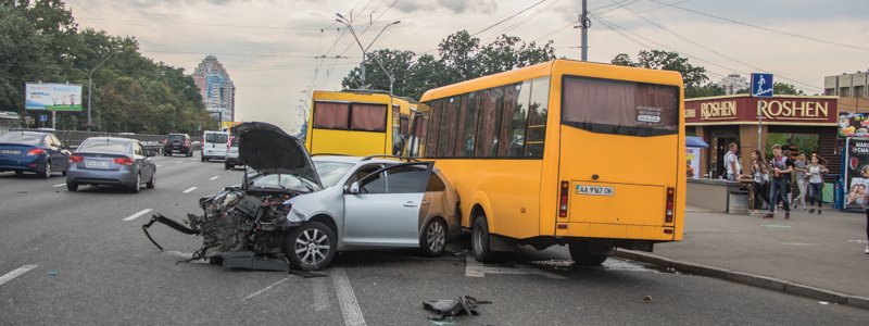В Киеве водитель на скорости протаранил две маршрутки и сбежал
