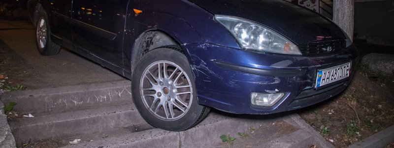 В Киеве неадекватный водитель протаранил два авто и повис на ступеньках, пытаясь сбежать