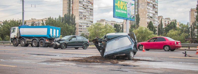 В Киеве на Березняках Opel на высокой скорости влетел в "Cлавуту": пострадали оба водителя
