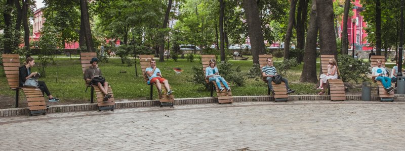 Релакс в парке Шевченко: как жители Киева провели пятничный вечер