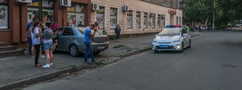 В Киеве пьяный водитель протаранил Chevrolet и от удара влетел в здание "Ощадбанк"