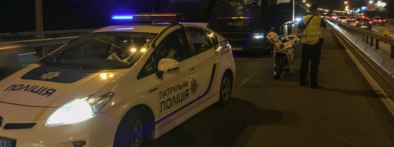 В Киеве на Северном мосту столкнулись фура и такси с пассажирами