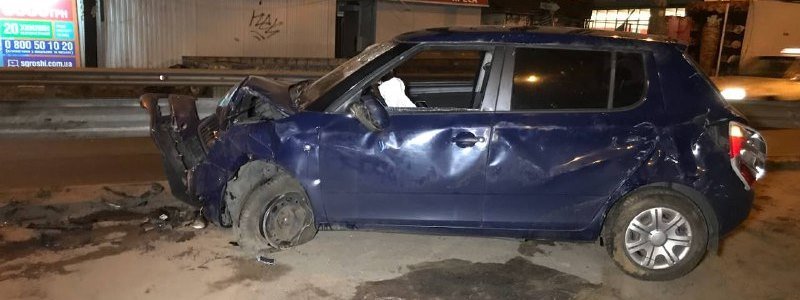 В Киеве на "Черниговской" такси с пассажиром въехало в отбойник и перевернулось