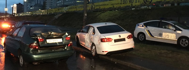 В Киеве из-за лужи на дороге Volkswagen протаранил два авто