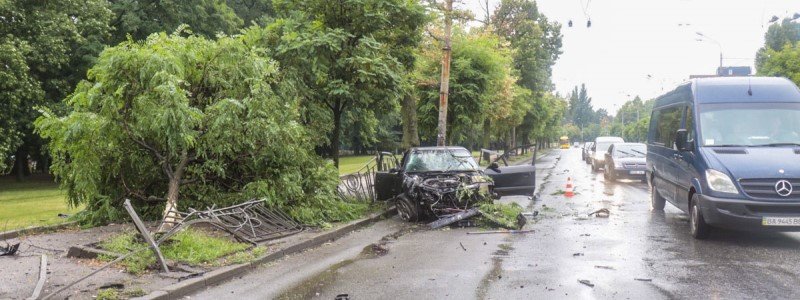 В Киеве на Голосеево Audi снес дерево и заборы: водитель в тяжелом состоянии