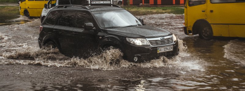 Затопленная автостанция «Выдубичи» и пригород: стихия усложнила жителям Киева путь домой