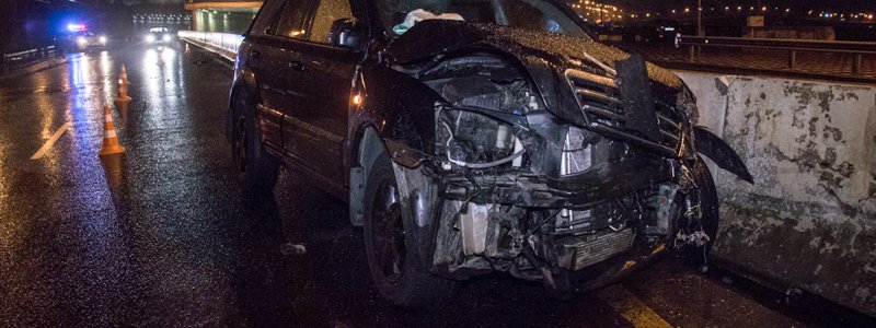 В Киеве на Набережном шоссе разбилась Kia: пострадал мужчина