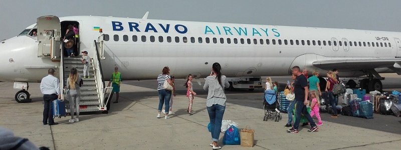 Перепутали аэропорт, 9 раз переносили рейс и посадили в неисправный самолет: в Киеве разгорелся скандал вокруг известного туроператора