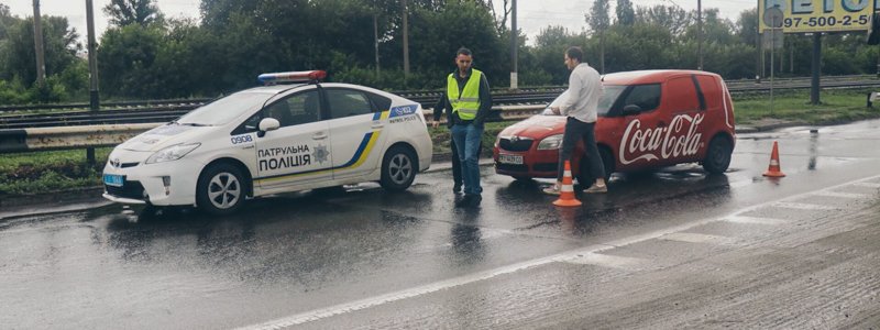 В Киеве водитель Skoda сбил женщину и не давал ей уйти домой до приезда "скорой"