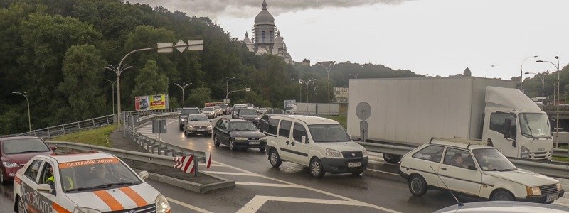 В Киеве стоит въезд на мост Патона: пробка образовалась из-за ДТП