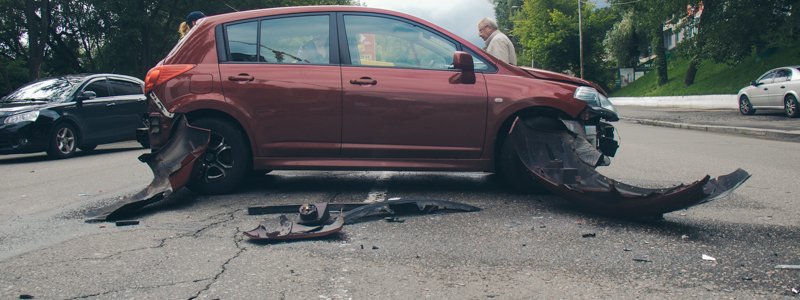 В Киеве на Монтажнике столкнулись 4 автомобиля: женщина пыталась пересечь двойную сплошную