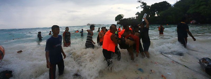 ТОП новостей дня: крушение парома в Индонезии, смерть участницы ДОМ-2 и бой енота с рысью