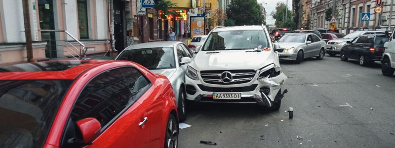 В Киеве на Большой Житомирской участник АТО на Volkswagen протаранил 4 машины