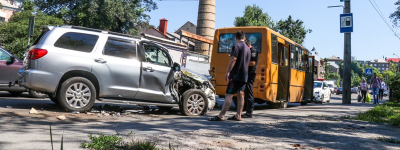 В Киеве Toyota влетела в маршрутку с людьми