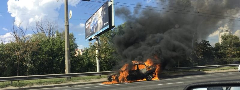 В Киеве возле ТРЦ Блокбастер на ходу загорелся Chevrolet Aveo