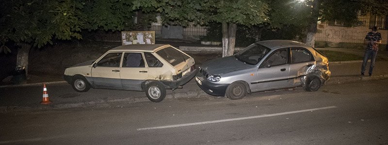 В Киеве водитель на внедорожнике врезался в припаркованные автомобили