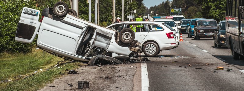 В Конча-Заспе Peugeot с любителем порулить под градусом столкнулся со Škoda: один человек погиб, второй – без сознания