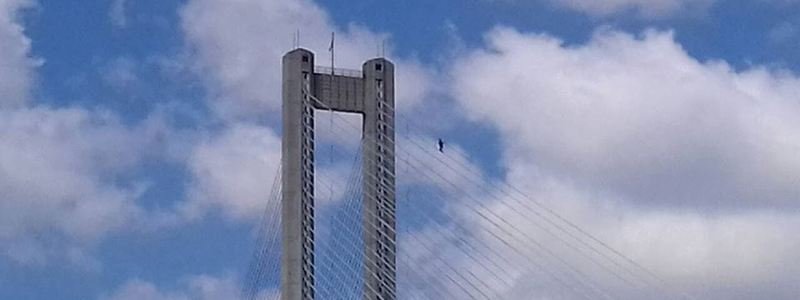 В Киеве два экстремала забрались на Южный мост