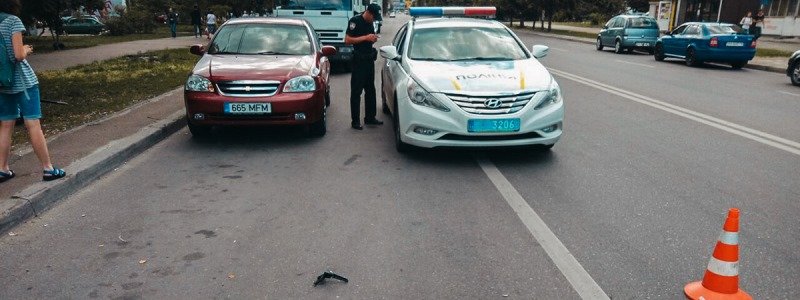 В Киеве на Вербицкого Nissan сбил байкера и сбежал: авто разыскивает полиция
