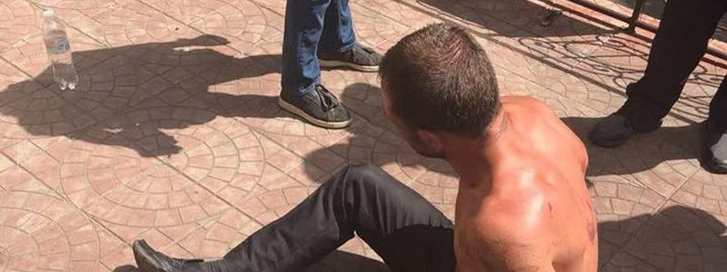 В Киеве полиция прострелила ногу мужчине, который напал на патрульных с ножом и пытался взять заложницу