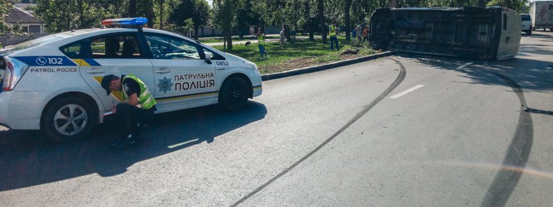 В Киеве на Академгородке произошло ДТП: один автомобиль перевернулся