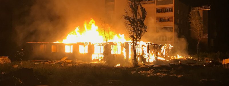 В Киеве в Бортничах масштабный пожар: горит деревянное здание